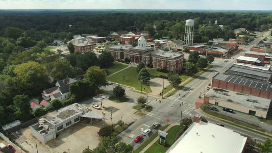 Video - Eatonton, Georgia - FLying over southern town with courthouse below