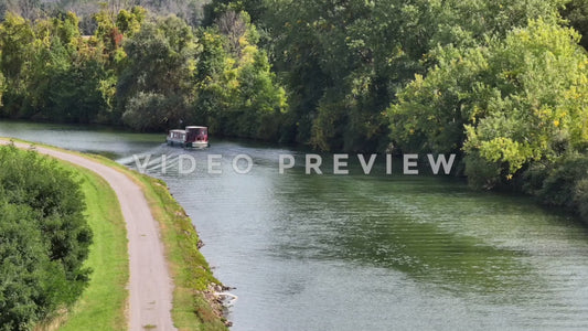 Video - Slow cruising boat turns corner on Erie Canal